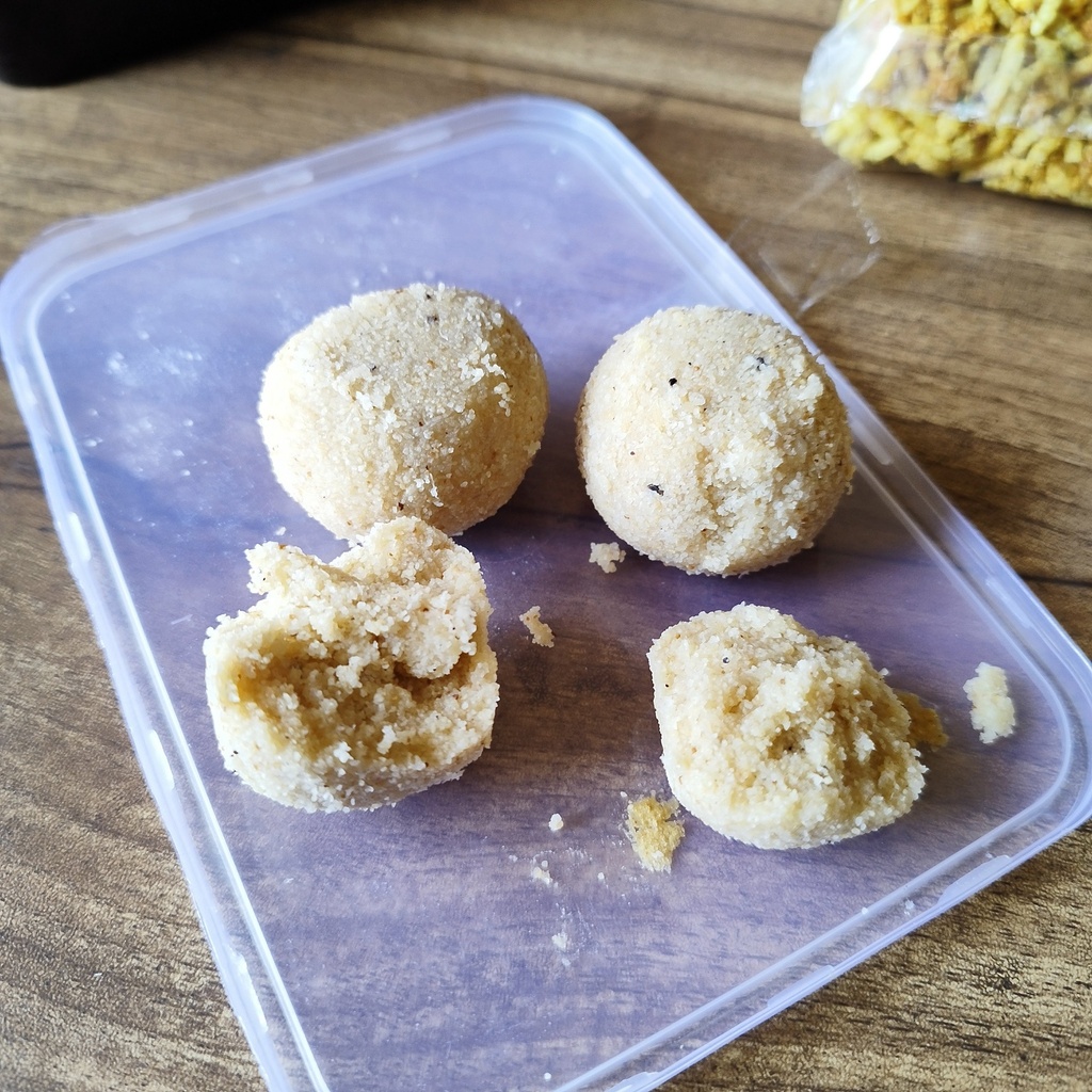 Semolina coconut ladoo_रवा नारळ लाडू